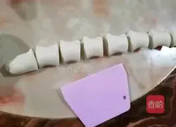 Illustration of how to make scallion pancakes 7