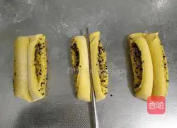 Illustration of how to make fried salt and pepper and black sesame pumpkin rolls 13