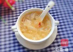 Illustration of how to make rock sugar, snow pear and white fungus soup 8