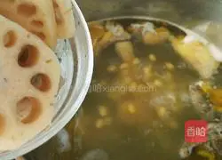 Soybean, lotus root and chicken soup recipe 10