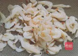 Illustration of how to make chive wontons 4