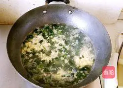 Illustration of how to make shrimp skin spinach and egg soup 10