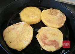 Illustration of how to make fried steamed bun slices 4