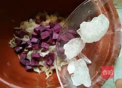 Illustration of how to make purple sweet potato, white fungus and lily soup 7