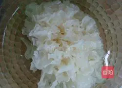Illustration of how to make papaya, tremella and sugar water 2