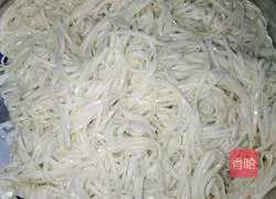 Illustration of how to make colorful braised noodles 7