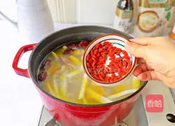 Illustration of how to make coconut chicken soup 8