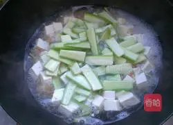 Illustration of how to make sea rice and loofah tofu soup 5