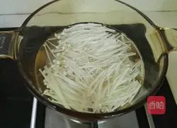 Illustration of how to make tofu and enoki mushroom soup 6