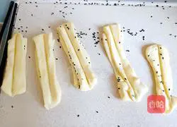 Illustration of making homemade fried dough sticks 2