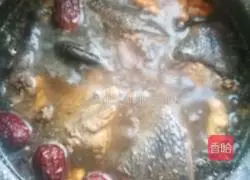 Illustration of how to make black bean, peach kernel and black-bone chicken soup 3