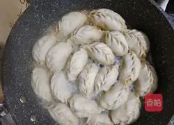 Illustration of how to make fried dumplings with fresh vegetables and eggs 12