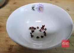 Illustration of how to make fresh meat and prawn dumplings 4