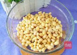 Soybean and Lotus Root Chicken Soup Practice illustration 7