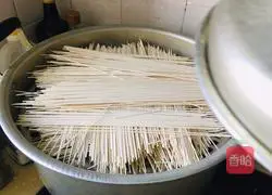 Soybean sprouts, celery and potato braised noodles Illustration of how to make noodles 1