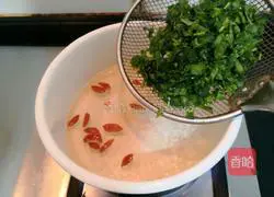 Illustration of how to make wolfberry and shepherd's purse egg soup 9