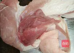 Illustration of how to make fresh meat wontons 1