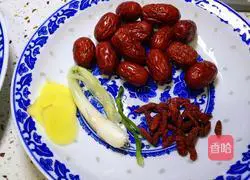 Illustration of how to make red dates, wolfberry and pigeon soup 2