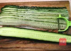 Illustration of how to make emerald cucumber rolls 4