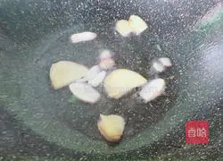 Saute Illustration of how to make river shrimp 3