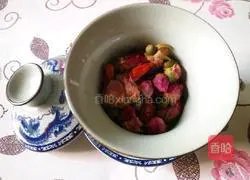 Illustration of how to make red dates, wolfberry and rose tea 3