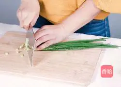 Illustration of how to make green onion, shrimp skin and carrot pancakes 3
