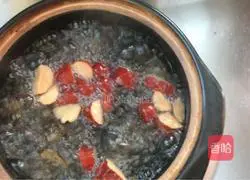 Illustration of how to make fresh peach rock sugar water 6