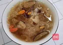 Illustration of how to make peach gum and white fungus soup 6