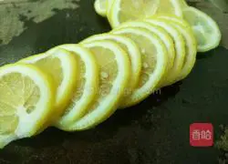 Illustration of how to make lemon honey water 4
