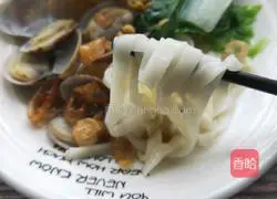 Illustration of how to make clam and vegetable noodles 9