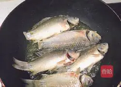 Illustration of spicy crucian carp soup 4