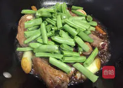 Illustration of how to make braised pork ribs and beans with noodles 9
