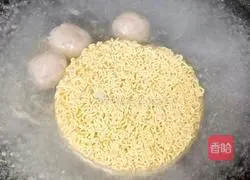Illustration of how to make instant noodles with egg and meatballs 4