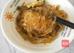 Illustration of how to stir-fry vermicelli with cabbage 9