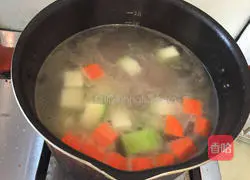 Milk Illustration of how to make braised pork ribs with winter melon soup 8