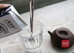 Illustration of how to make very simple milk tea 1