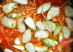 Illustration of how to make tomato sauce, luffa and mushroom soup 11