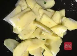 Illustration of how to make green pepper and potato slices 9