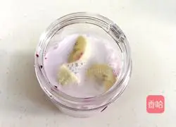Illustration of how to make dragon fruit banana milkshake 4