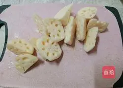 Illustration of how to make red date and lotus root chicken soup 8