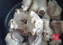 Illustration of how to make carrot, corn and pork ribs soup 6