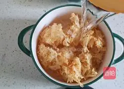 Illustration of how to make red dates, white fungus and lotus seed soup 2