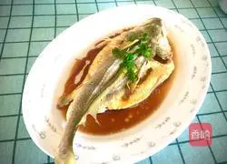 Illustration of how to make steamed large yellow croaker with light soy sauce 7
