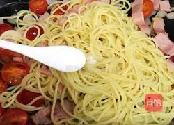Illustration of how to make bacon and tomato pasta 4