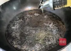 Illustration of how to make shepherd's purse root and egg drop soup 3