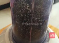 Illustration of how to make walnut and black sesame paste 5