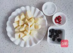 Illustration of how to make apple, longan and wolfberry soup 3