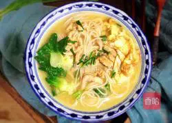 Illustration of how to make vegetable, egg and shredded pork noodle soup 12