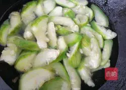 Illustration of how to make loofah egg soup 6