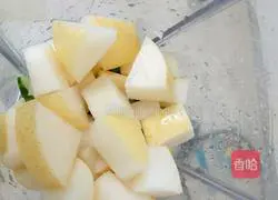 Illustration of how to make cucumber and pear juice 4